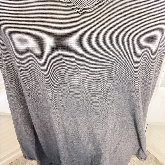 LULULEMON Black & White  Relaxed Short Sleeve Tee with V-Neck 1318 - Picture 2 of 4